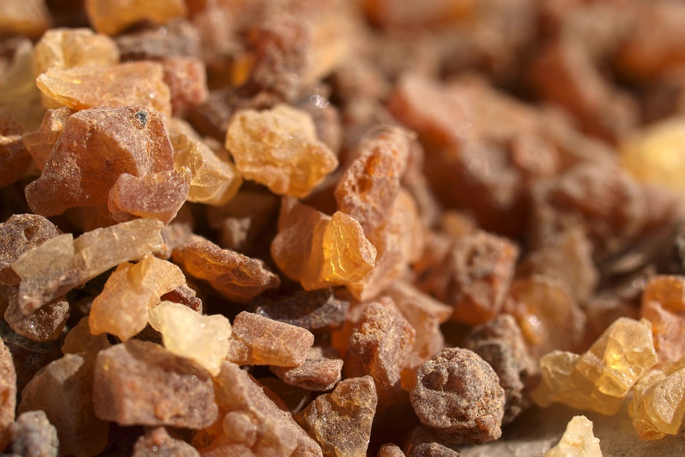 Bienfaits de l’huile essentielle de myrrhe : pour la peau, la relaxation et plus encore