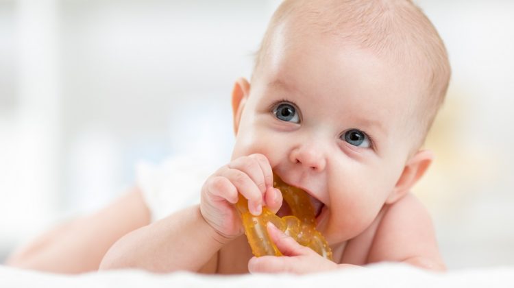 La poussée dentaire peut-elle causer de la fièvre chez les bébés ?